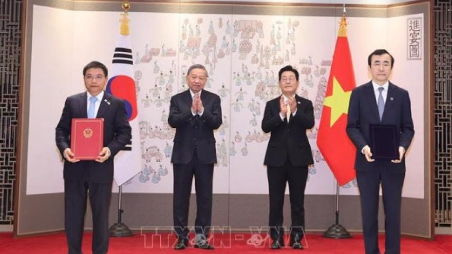 Party General Secretary witnesses signing ceremony of Vietnam-RoK cooperation documents