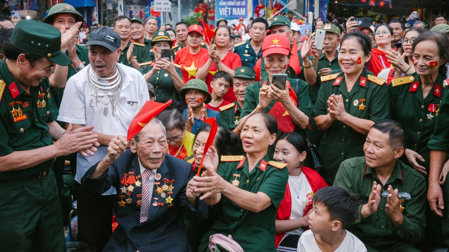 Xúc động hình ảnh các cựu chiến binh hòa cùng đồng bào xem tổng duyệt diễu binh