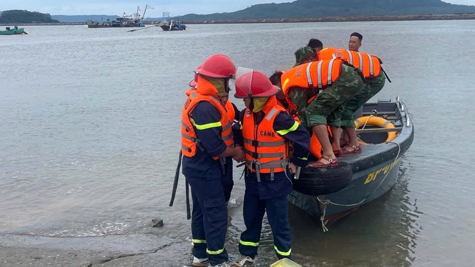 Raft capsizes in Quang Ninh, 2 dead, 15 rescued