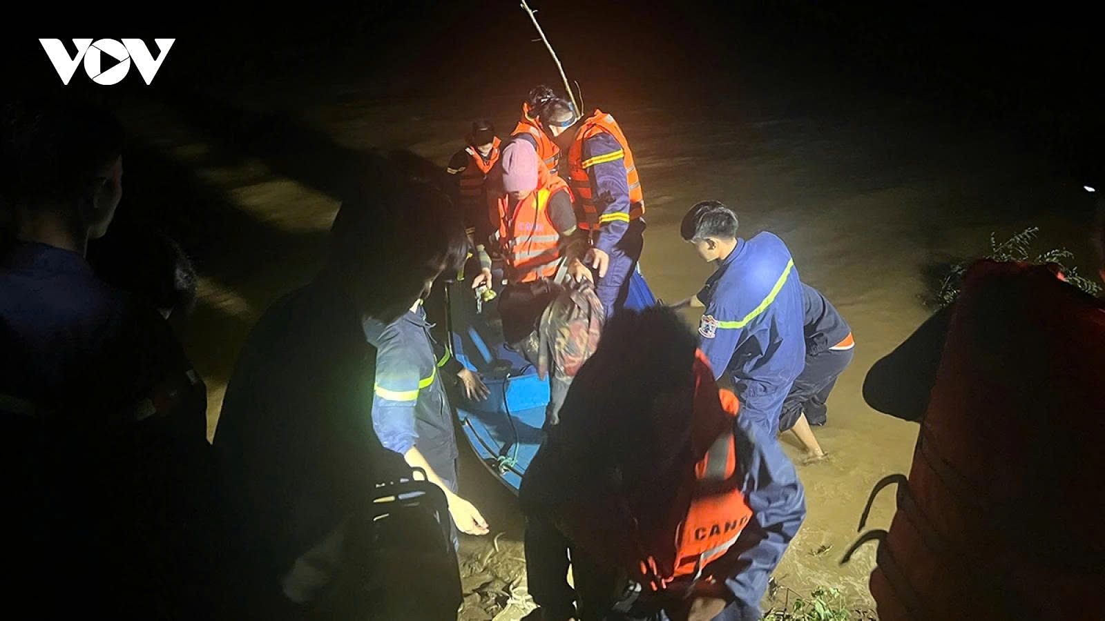 11 people trapped in forest by floods rescued in Quang Tri