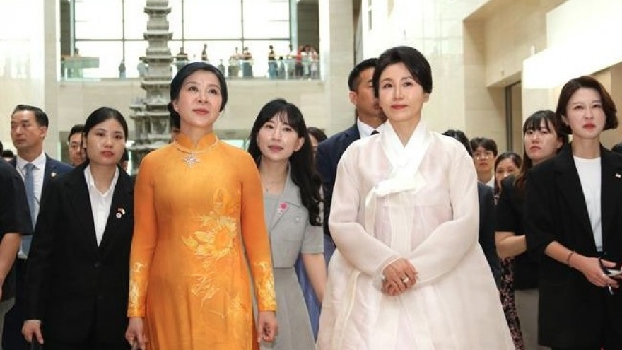 Vietnamese Party chief’s spouse visits RoK national museum