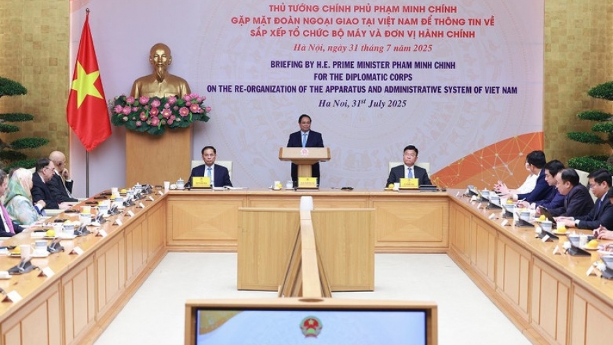 PM Pham Minh Chinh updates diplomatic corps on local governance reform