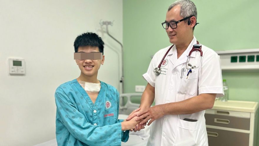 Phẫu thuật xử lý sẹo hẹp khí quản phức tạp, hồi sinh giọng nói cho cậu bé 16 tuổi