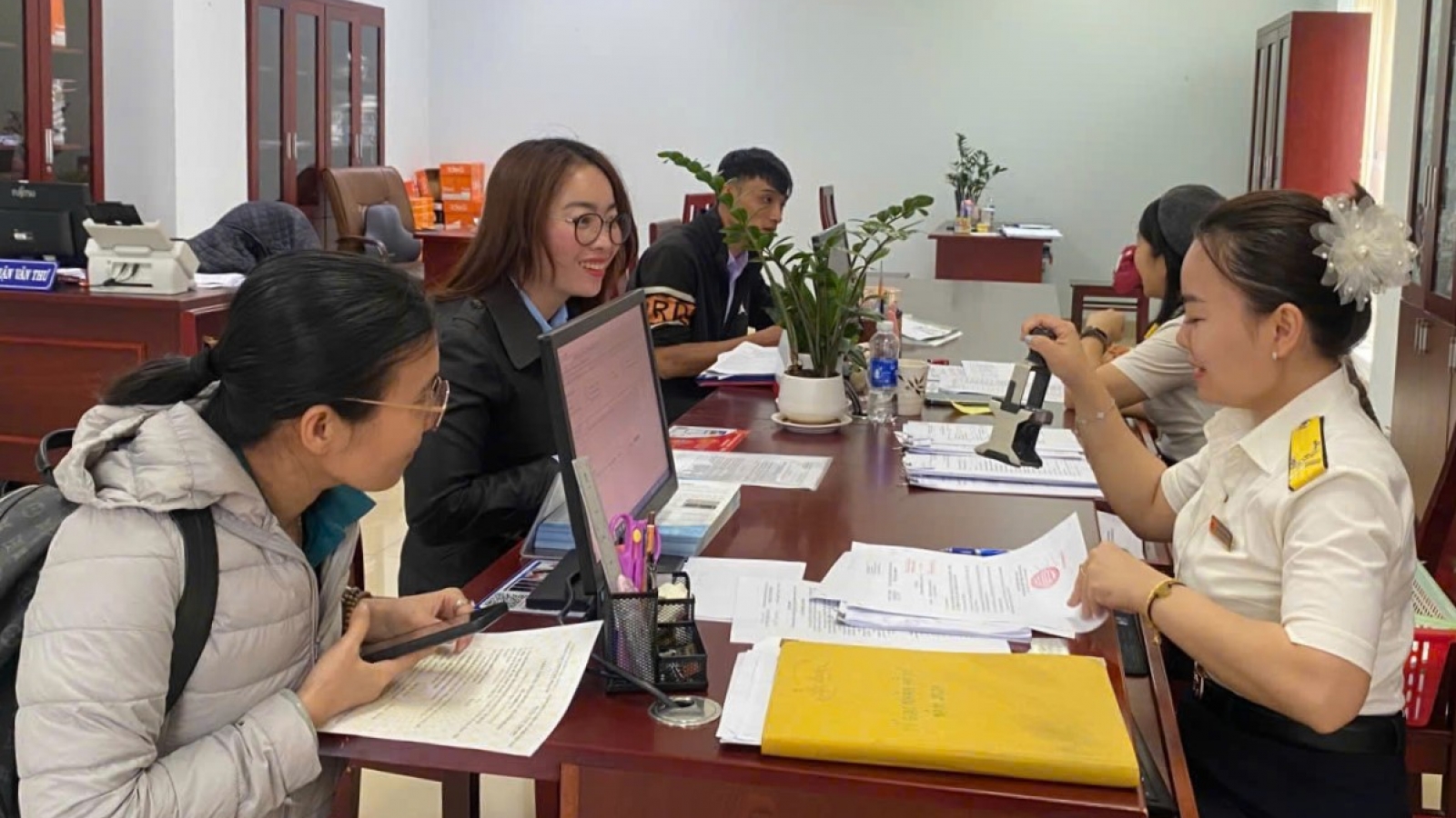 Quốc hội đồng ý miễn thuế TNCN cho hộ kinh doanh thu dưới 500 triệu đồng/năm