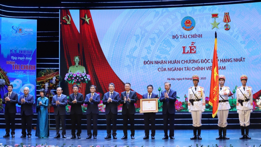 Bộ Tài chính vinh dự đón nhận Huân chương Độc lập hạng Nhất