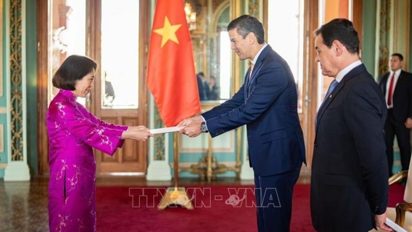 Paraguayan President praises Vietnam’s development achievements