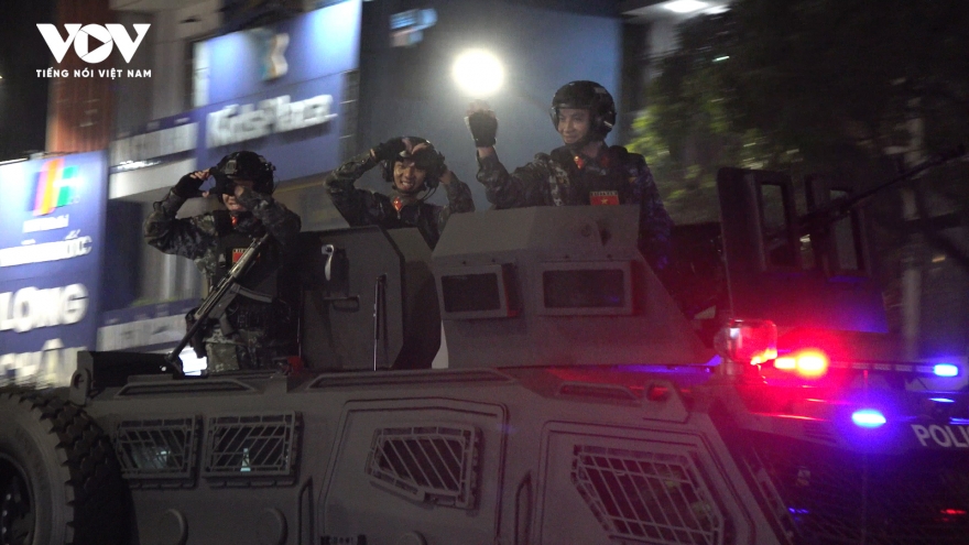 Những khoảnh khắc đáng yêu của chiến sĩ và người dân trong diễu binh, diễu hành A80