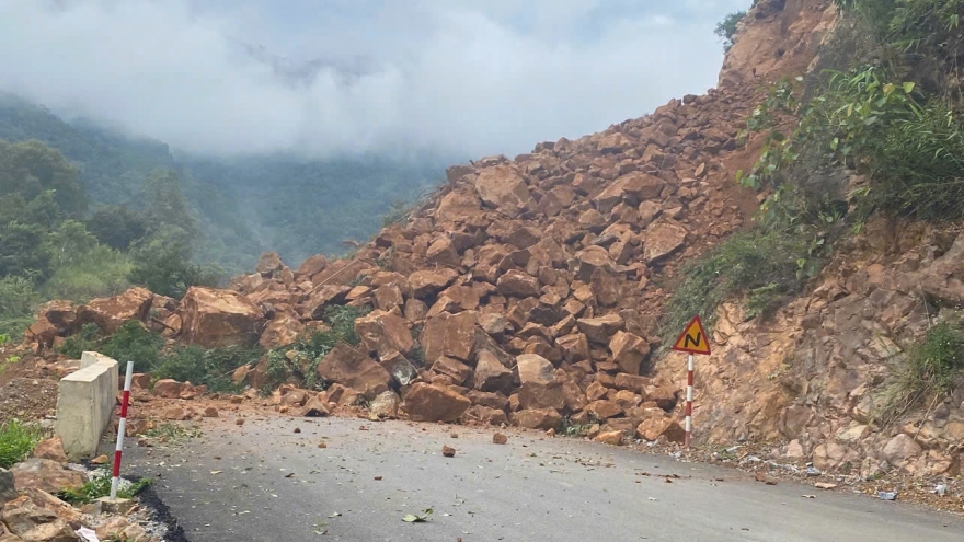 Đá lở từ trên taluy dương khiến quốc lộ 4G ách tắc nghiêm trọng