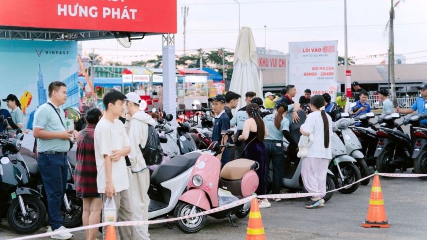 “Đổi xăng lấy điện” gây bão tại TP.HCM, có khách hàng chốt tới 12 xe máy VinFast