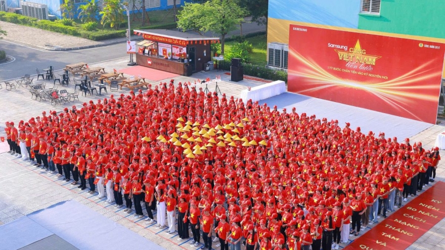 Nhân viên Samsung tự hào trong áo đỏ sao vàng “Cùng Việt Nam tiến bước”