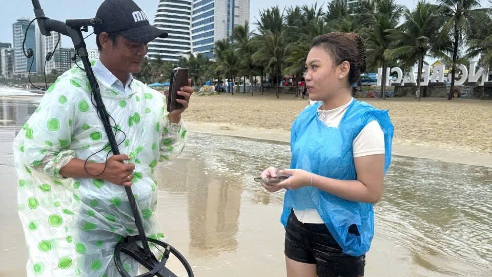 Khen thưởng nhân viên dùng máy dò tìm lại nhẫn đính hôn của du khách đánh rơi