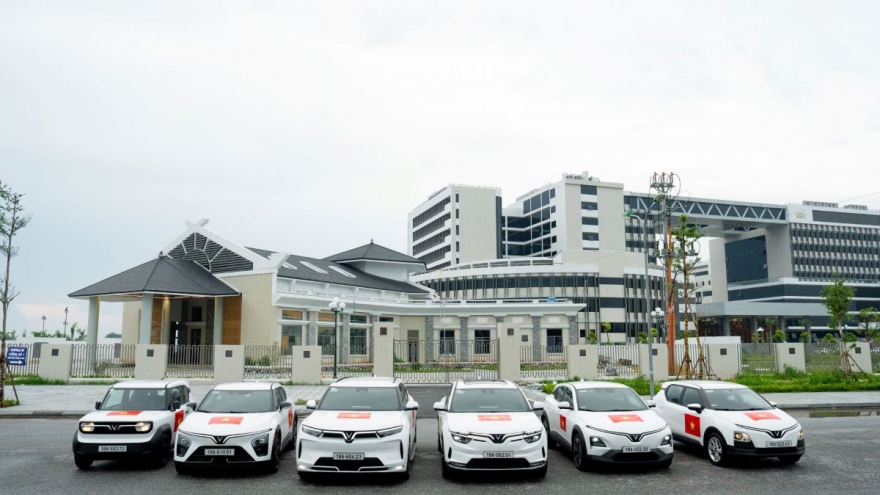 VinFast tặng 100.000 bộ decal Quốc kỳ - Mừng 80 năm Quốc khánh