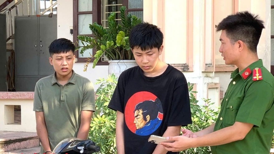 Hai thanh niên dàn cảnh hỏi mua điện thoại rồi cướp giật