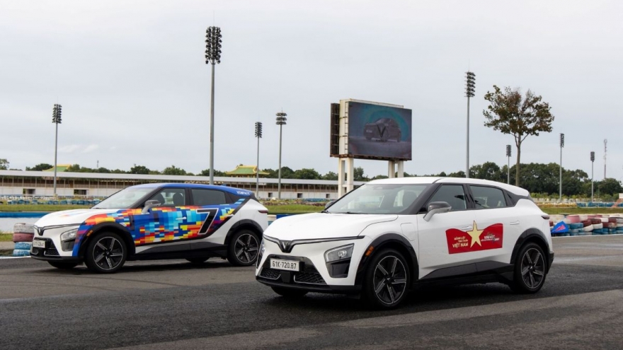 Mua xe, trúng xe…xịn hơn, khách hàng Việt choáng sau khi “xé túi mù” VinFast