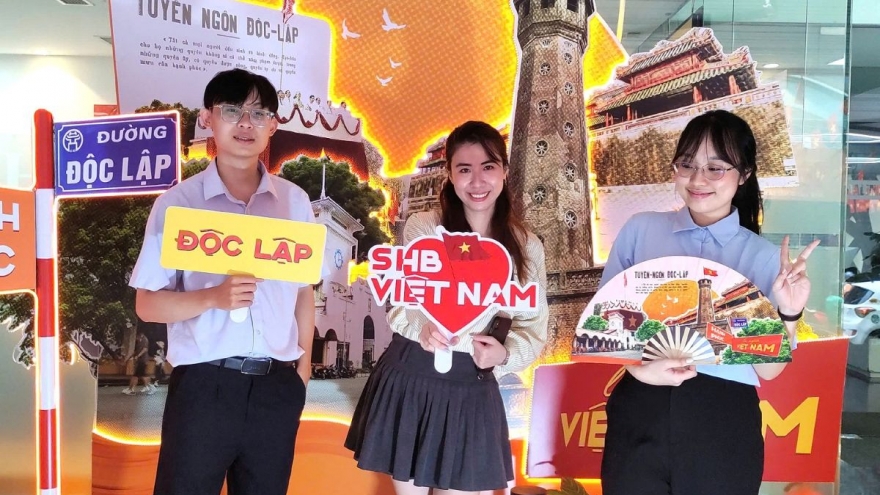 Giới trẻ rần rần check-in Photobooth SHB mừng Quốc khánh