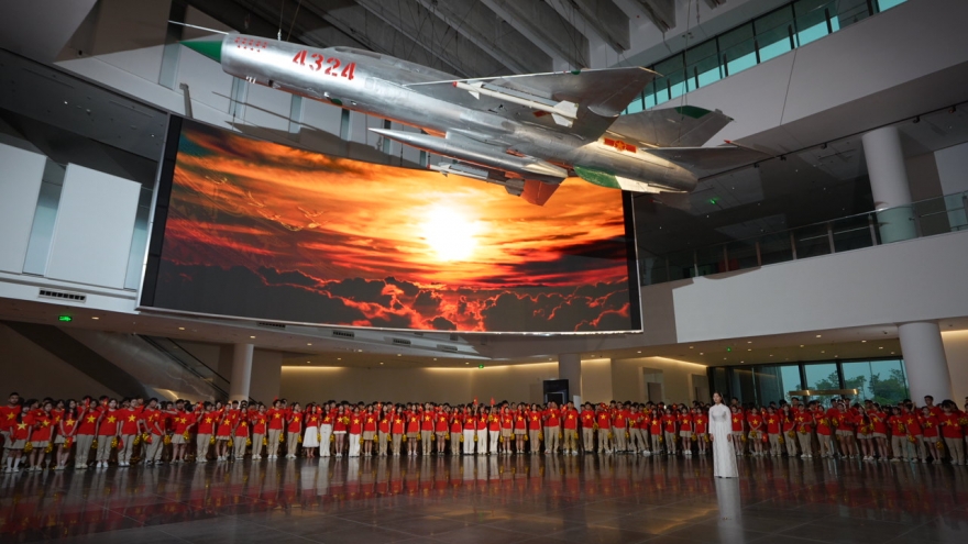 Hơn 1.000 người tham gia MV mừng Quốc khánh của AHLĐ Nguyễn Anh Trí