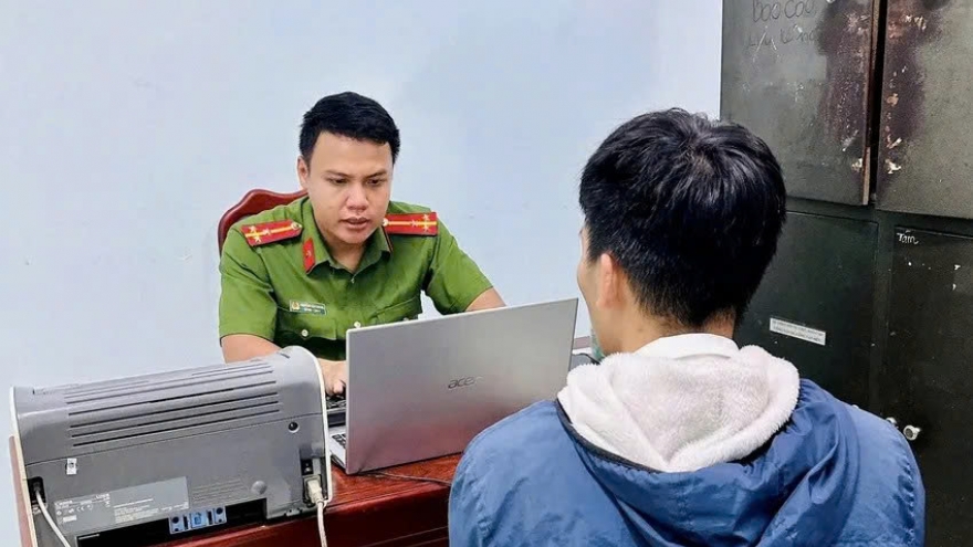 Bất ngờ nhận được hình ảnh nhạy cảm rồi bị tống tiền