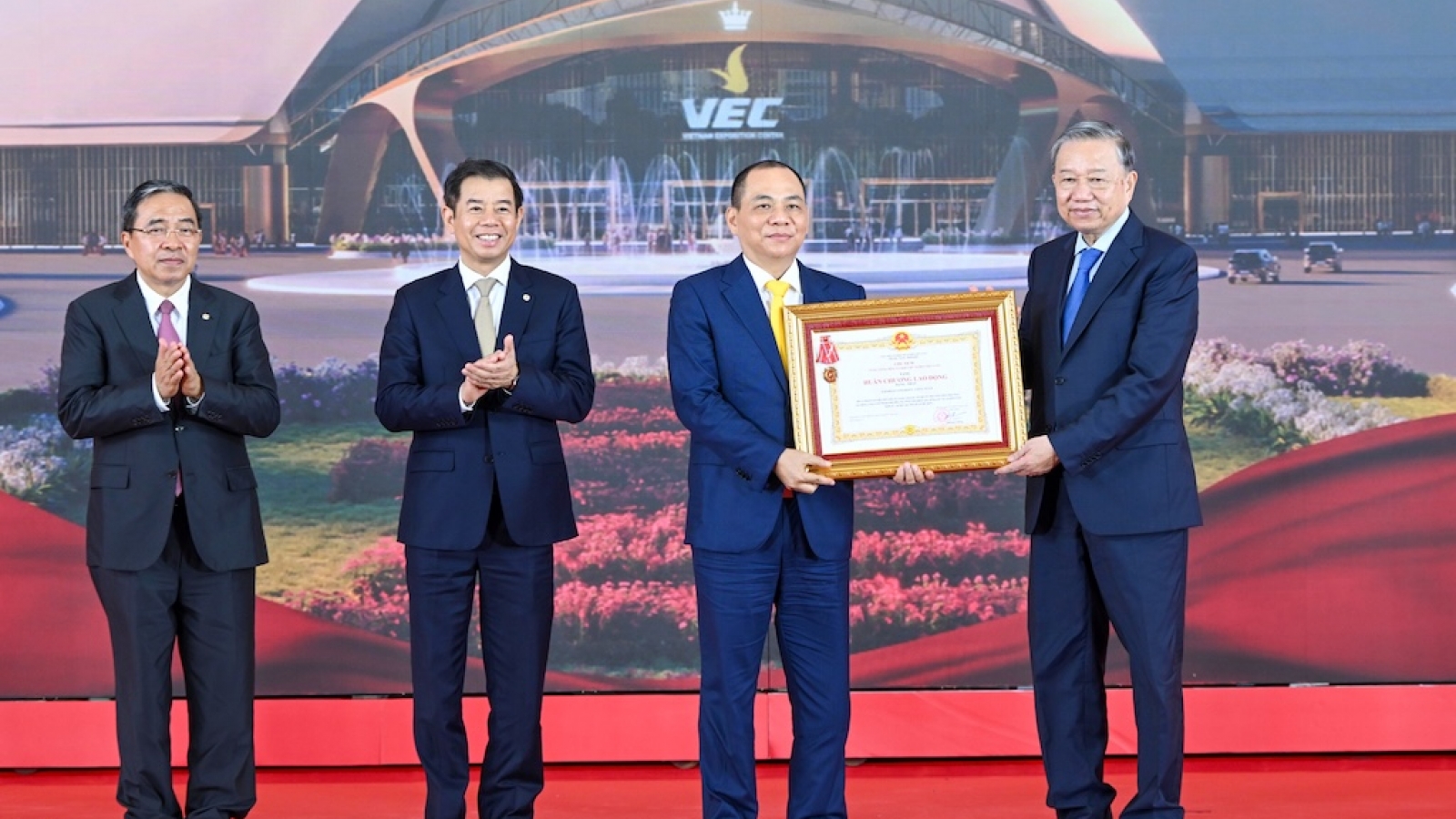 Vingroup nhận Huân chương Lao động hạng Nhất vì thành tích xuất sắc