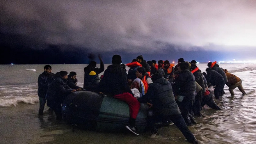 Anh - Pháp bắt đầu triển khai thoả thuận hồi hương người di cư