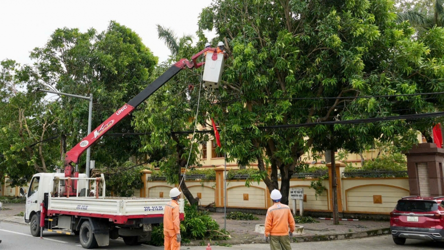 Khẩn trương khắc phục sự cố để cấp điện trở lại sớm nhất cho người dân sau bão