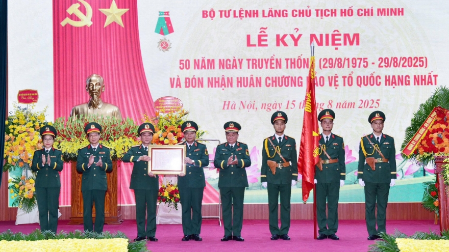 Bộ Tư lệnh Lăng Chủ tịch Hồ Chí Minh đón nhận Huân chương Bảo vệ Tổ quốc Hạng Nhất