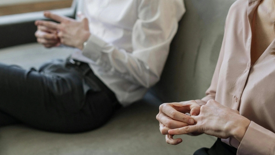 Con gái tôi mới kết hôn chưa được nửa năm đã muốn ly hôn vì trầm cảm nặng