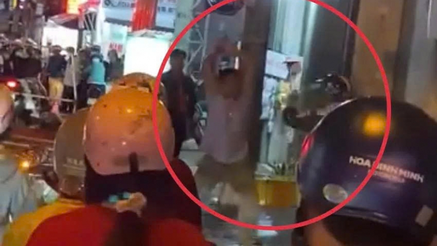 Bắt tạm giam 2 người đàn ông cầm gậy sắt đuổi đánh nhau trên đường phố