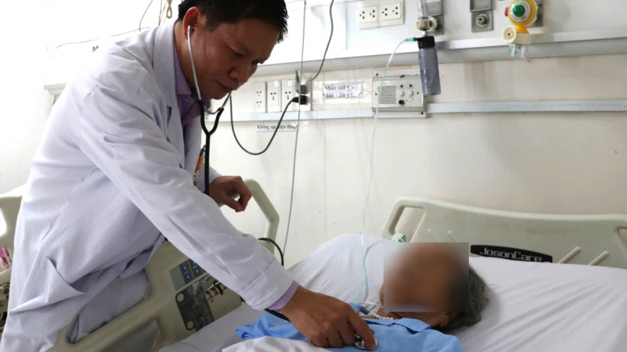 Cụ bà nguy kịch do tự ý dùng thuốc hạ huyết áp