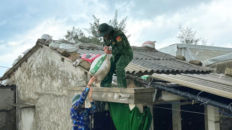 Người dân ven biển TP Huế chằng chống nhà cửa để ứng phó bão số 5