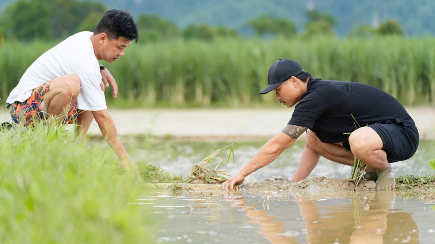 Bố ơi mình đi đâu thế: Trung Ruồi, Duy Hưng lần đầu xuống ruộng bắt lươn