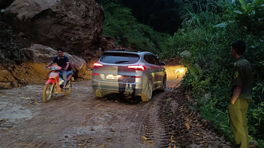 Sạt lở đất đá gây ách tắc giao thông trên Quốc lộ 279D