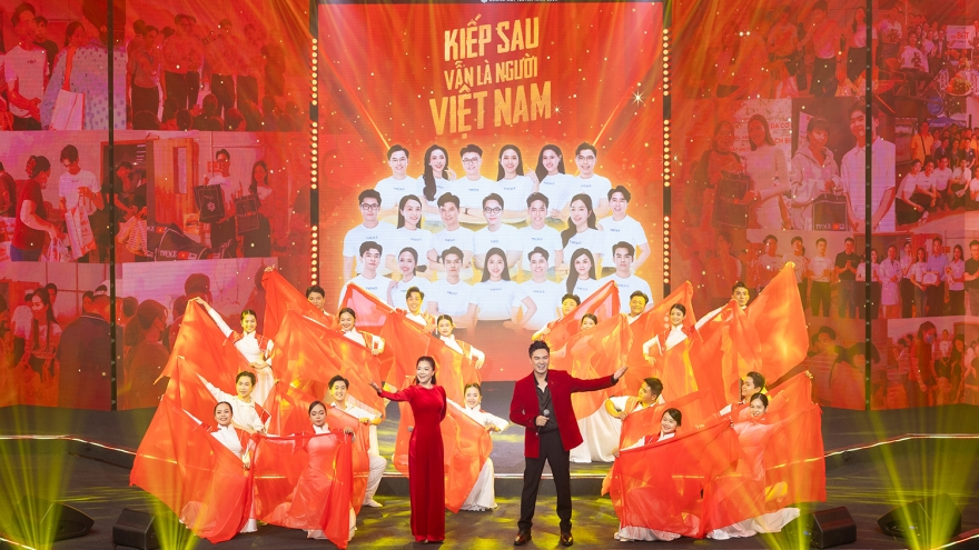 Khán giả ngỡ ngàng trước màn hóa ca sĩ của MC Quốc Trí