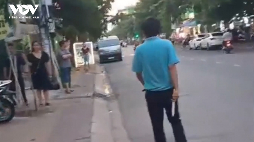 Nóng 24h: Nguyên nhân tài xế taxi đâm đổ tường nhà dân rồi cầm dao dọa khách