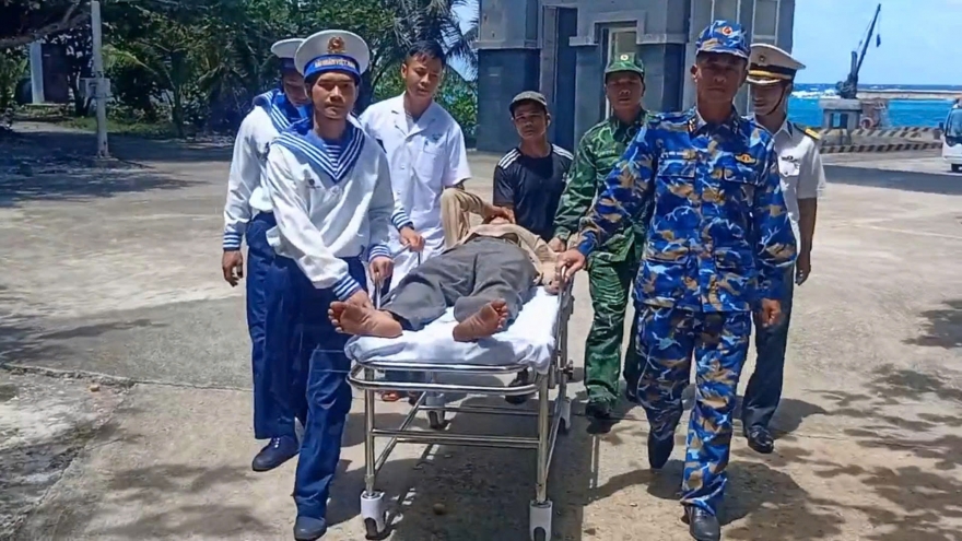 Ngư dân đột quỵ não trên vùng biển Trường Sa may mắn được cứu sống