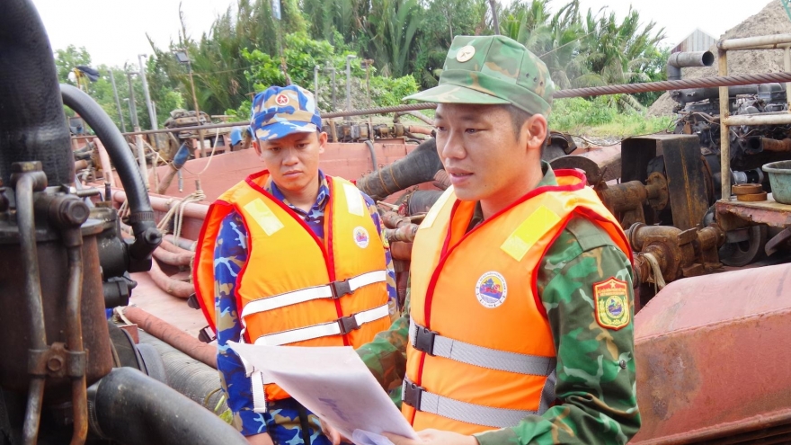 Bắt giữ 2 tàu khai thác, vận chuyển cát trái phép ở Đồng Tháp