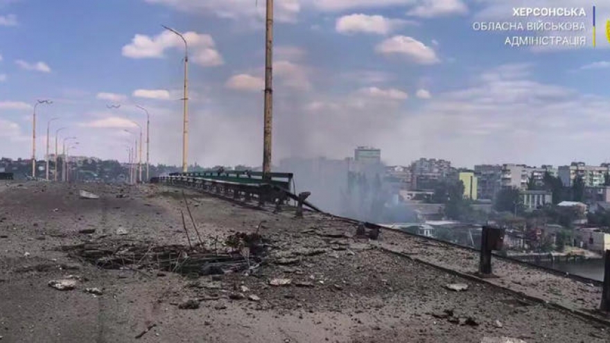 Nga đánh phá cầu Kherson: Lập “vùng chết” hay dọn đường cho cuộc đổ bộ?