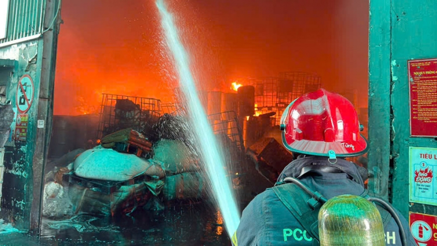 Cháy tại công ty môi trường ở TP.HCM, một phần nhà xưởng bị thiêu rụi