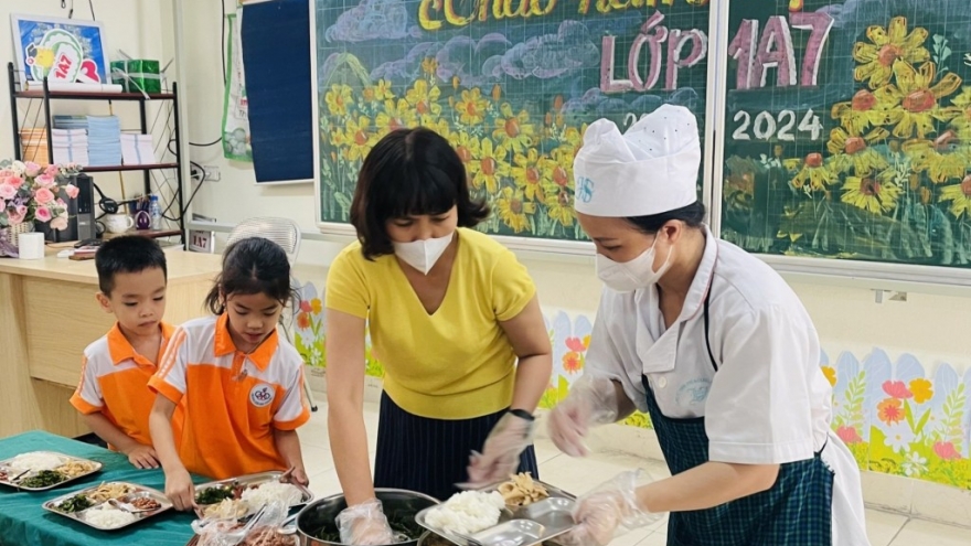 Học sinh tiểu học Hà Nội được hỗ trợ ăn trưa đến 30.000 đồng/ngày từ năm học tới
