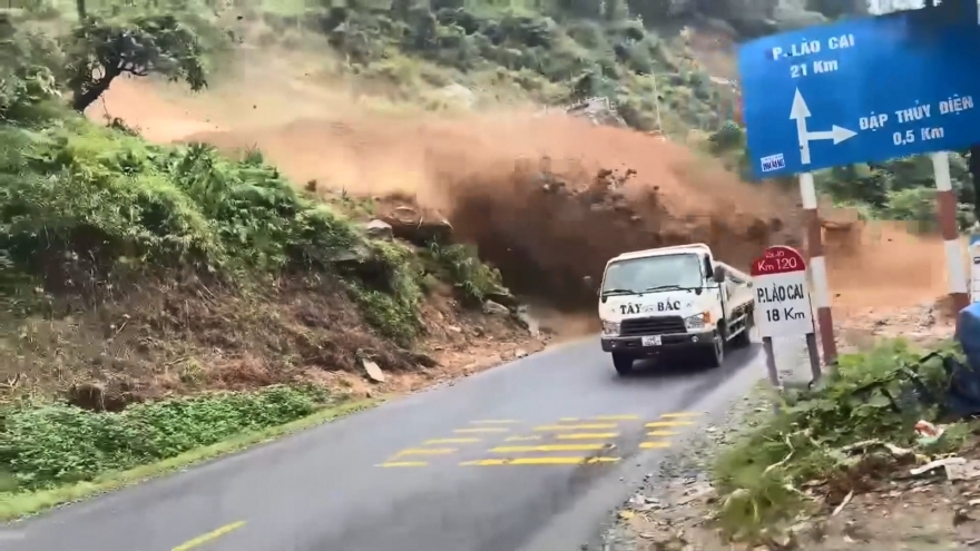 Đất đá sạt lở như bom trên đường lên Sa Pa, ô tô tải may mắn thoát nạn