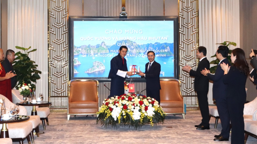 Quốc vương Bhutan thăm vịnh Hạ Long