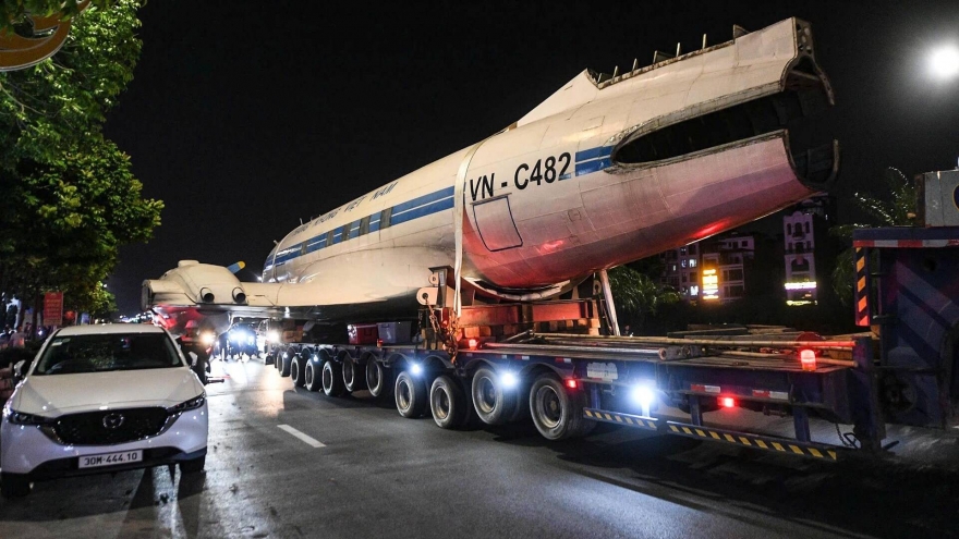 Chuyên cơ từng chở Bác Hồ xuất hiện trên phố Hà Nội, người dân háo hức đi xem