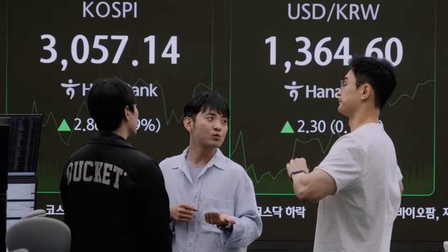 Chứng khoán Nhật Bản tiếp tục tăng cao kỷ lục nhờ đồng Yên yếu