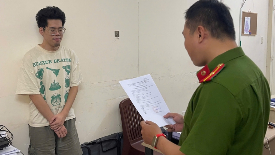 Thuê máy ảnh rồi bán lấy tiền tiêu xài