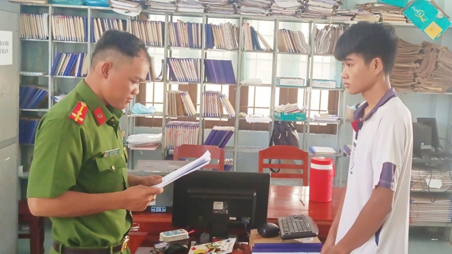 Cướp giật lắc vàng để lấy tiền trả nợ