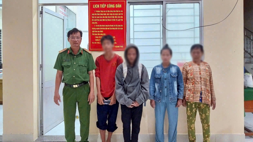 Công an Vĩnh Long kịp thời phát hiện, bàn giao hai thiếu niên bỏ nhà đi cho gia đình