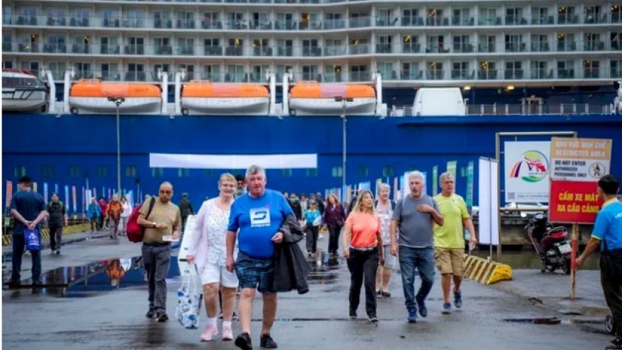 Cruise tourists flock to Vietnam