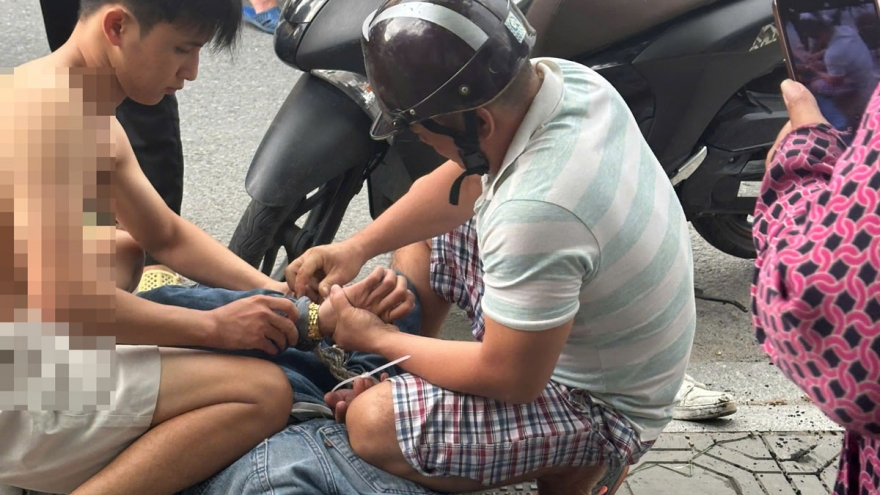 Cướp vàng giữa ban ngày, nam thanh niên bị bắt giữ cùng tang vật