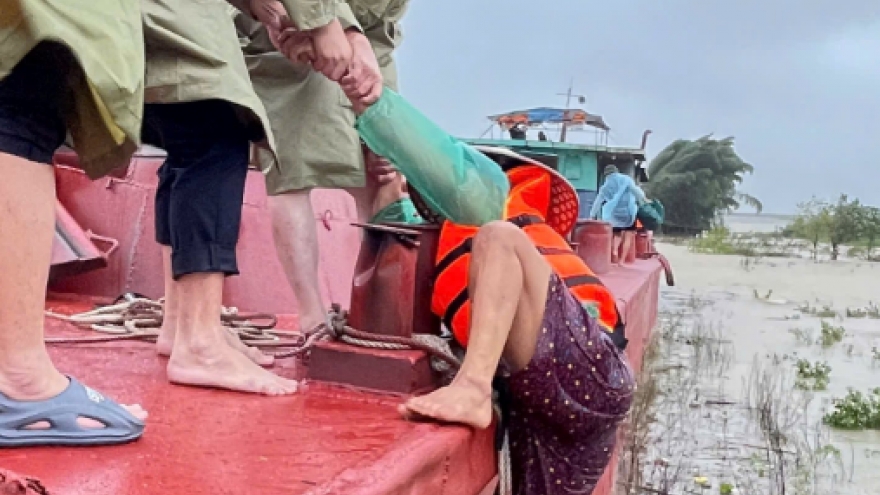 5 ngư dân mắc kẹt giữa dòng lũ trên sông Lam