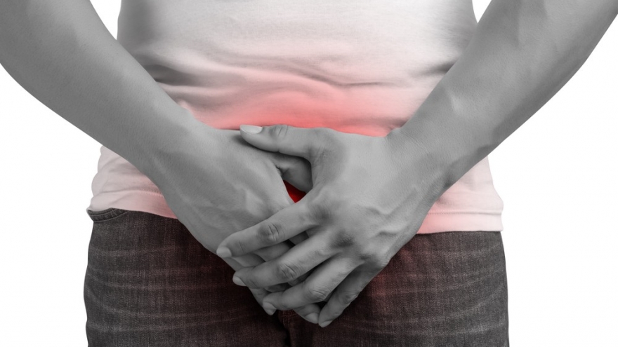 Vùng kín bỗng nhiên nổi mụn nhỏ không gây đau đớn, ngứa rát