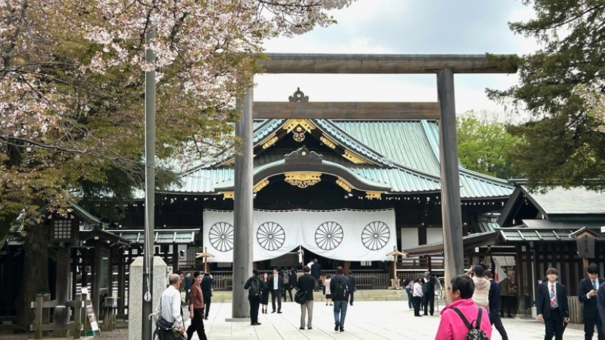 Hàng loạt thành viên của đảng Dân chủ Tự do cầm quyền Nhật Bản thăm đền Yasukuni